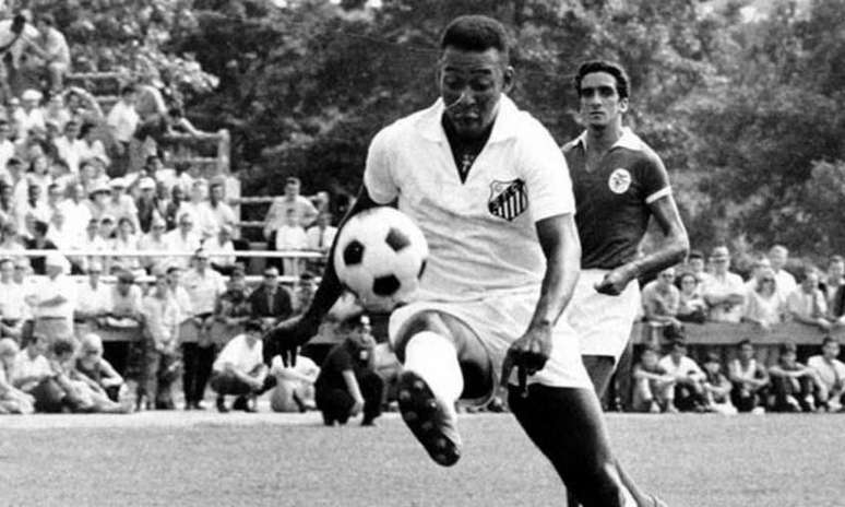 Pelé alega ter feito1.282 gols na carreira, mas Fifa contesta contagem - Foto: Divulgação / Santos FC