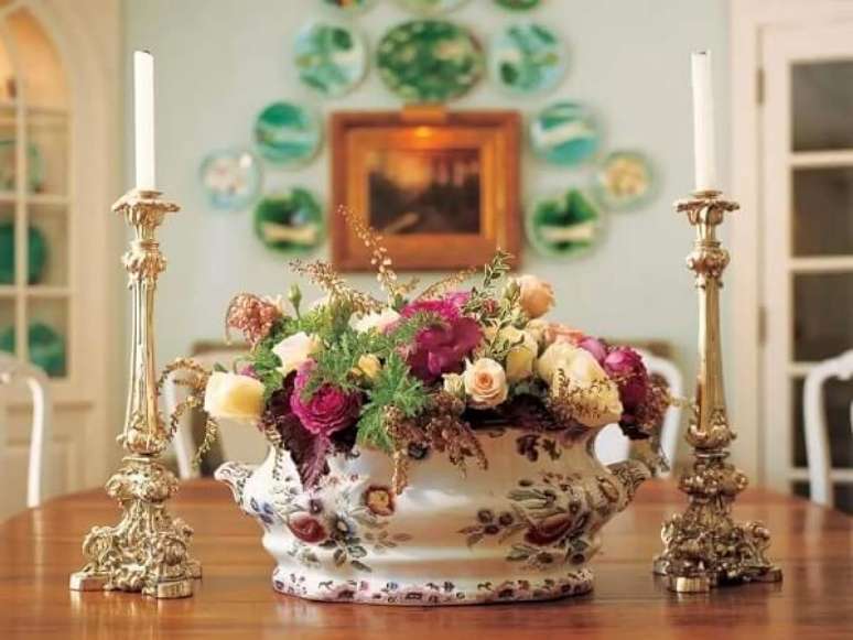 40. Arranjos para mesa de jantar com flores artificiais. Fonte: Studio Floral Dora Santoro