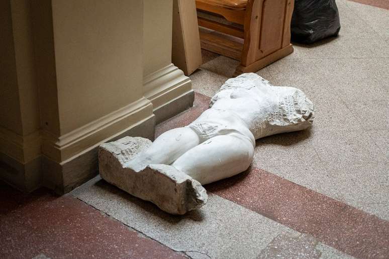 Uma estátua pesada demais para ser transferida para o subsolo ficou no chão do átrio do museu
