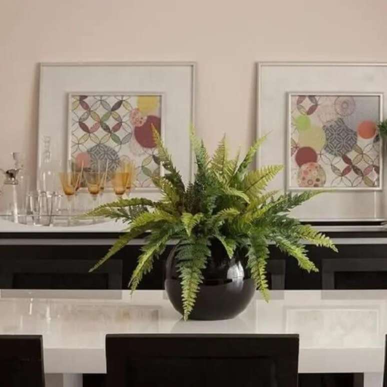 37. Arranjos florais para mesa de jantar feito com folhas de samambaia. Fonte: Houzz