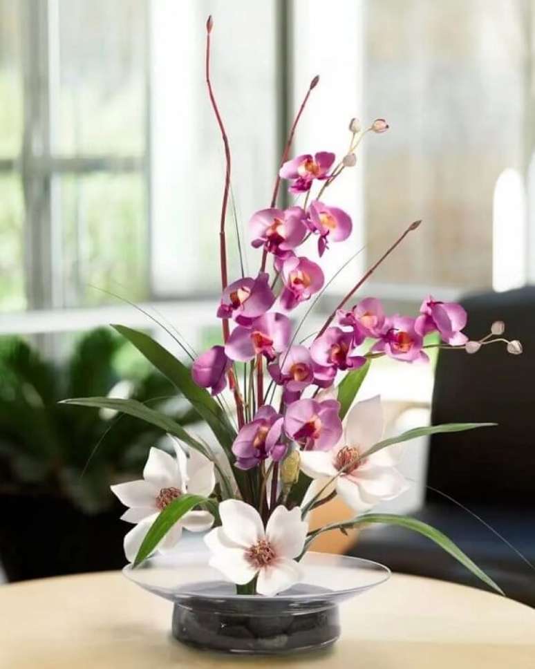 61. Modelo de arranjos para mesa de jantar com flores. Fonte: Garden Manage
