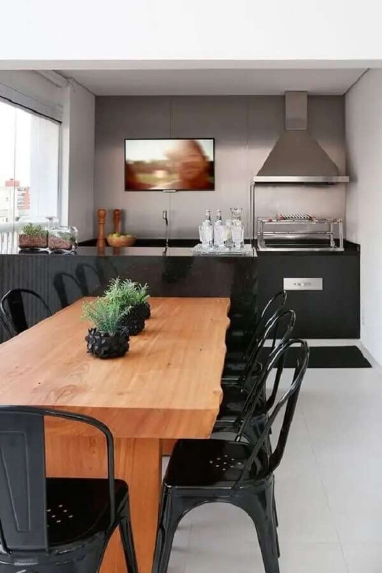 48. Decoração com arranjo de flores para mesa de jantar na varanda gourmet. Fonte: Casa de Valentina