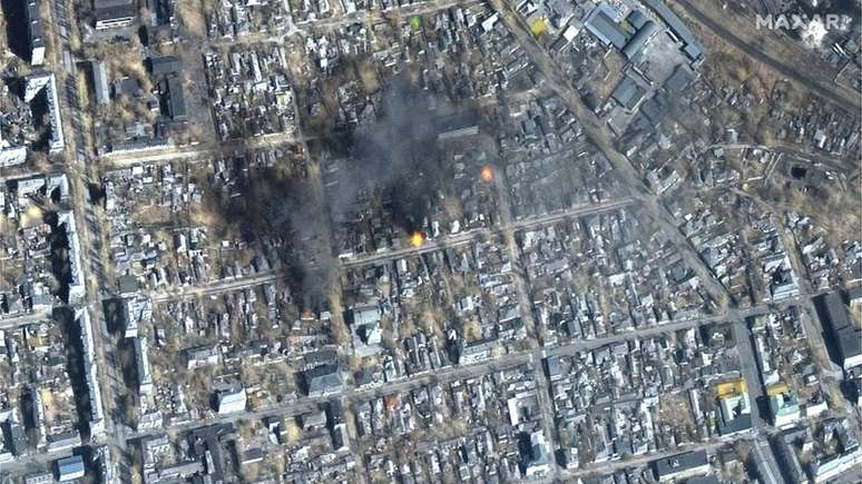 Imagem de satélite mostra incêndios após ataques russos em área residencial do leste de Mariupol, na Ucrânia