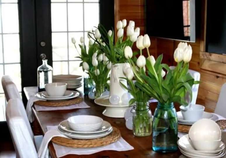 22. Arranjo de flores para mesa de jantar feito com flores brancas. Fonte: Anapí Tapetes