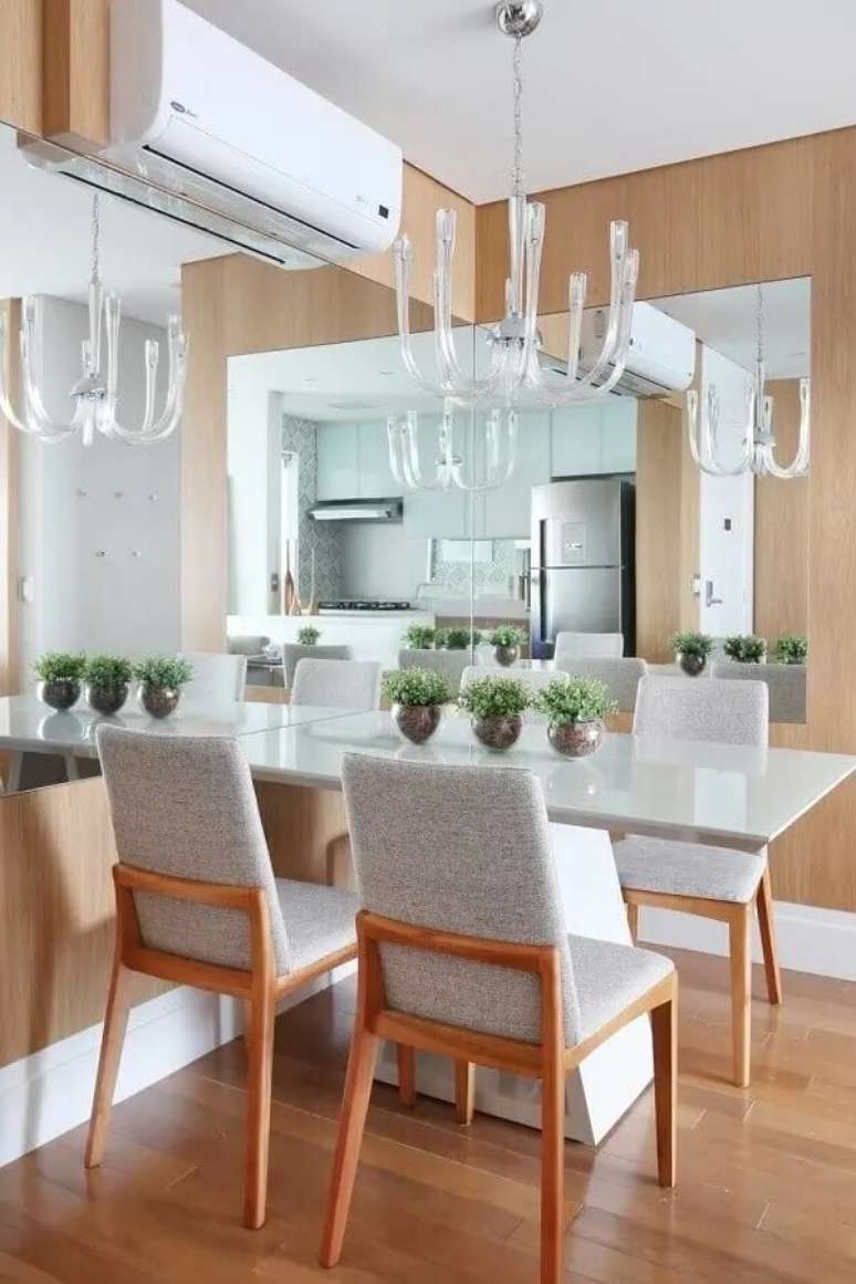 51. Escolha o arranjo de flores para mesa de jantar com base na decora&ccedil;&atilde;o do espa&ccedil;o. Fonte: Daniela Corr&ecirc;a