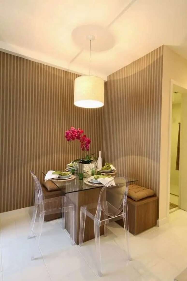 16. Arranjo de flores para mesa de jantar com tampo de vidro. Fonte: Total Construção