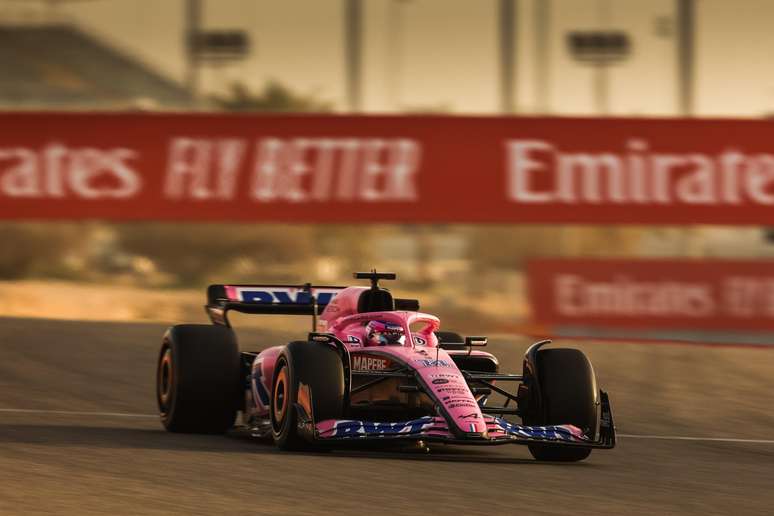 Alonso e o carro a pintura toda rosa, que será adotada no início da temporada