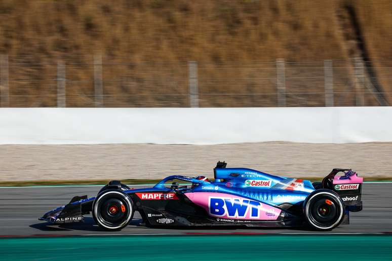 Esteban Ocon teste o A522 em Barcelona