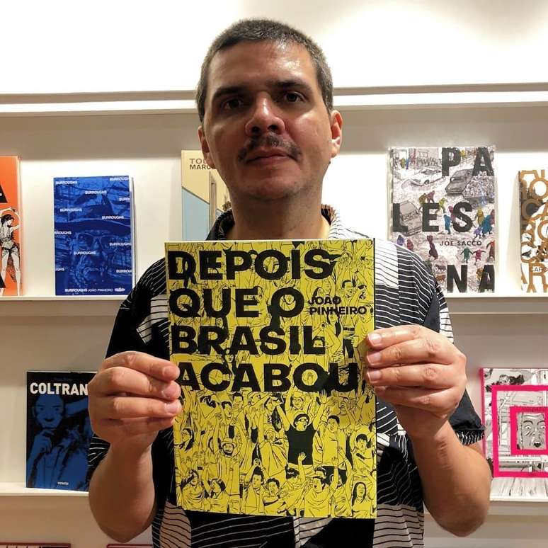 João Pinheiro com um exemplar do livro ‘Depois que o Brasil Acabou’