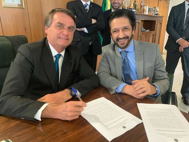 Jair Bolsonaro e Ricardo Nunes assinaram acordo nesta quinta-feira, 17