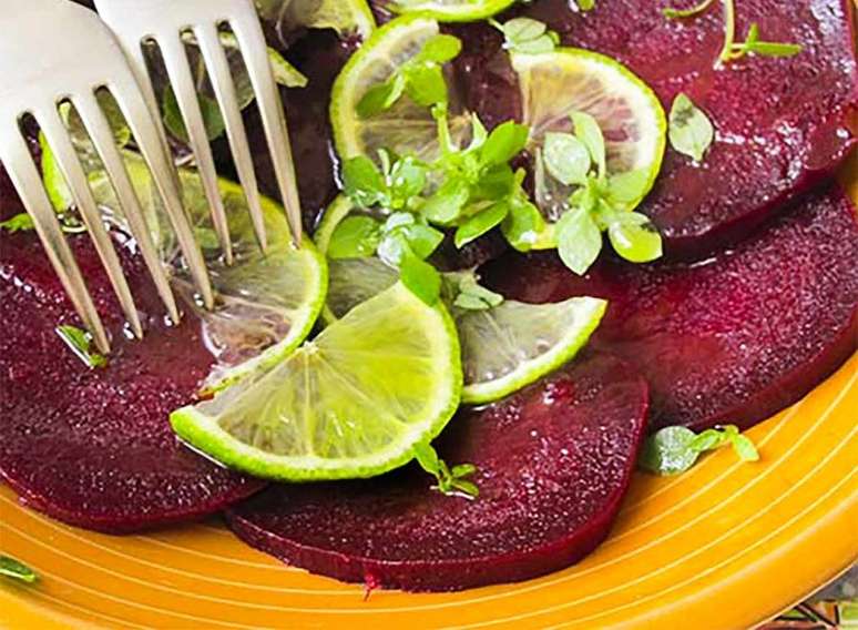 Carpaccio de beterraba com fatias de limão