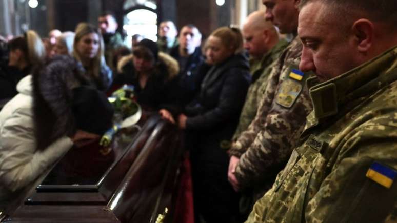 Militares ucranianos em funeral de quatro soldados mortos em batalhas contra os russos