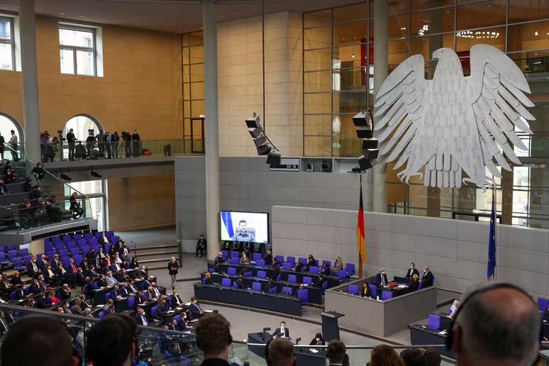 Volodimir Zelenski falou na manh&atilde; desta quinta-feira, 17, ao Bundestag, o Parlamento alem&atilde;o