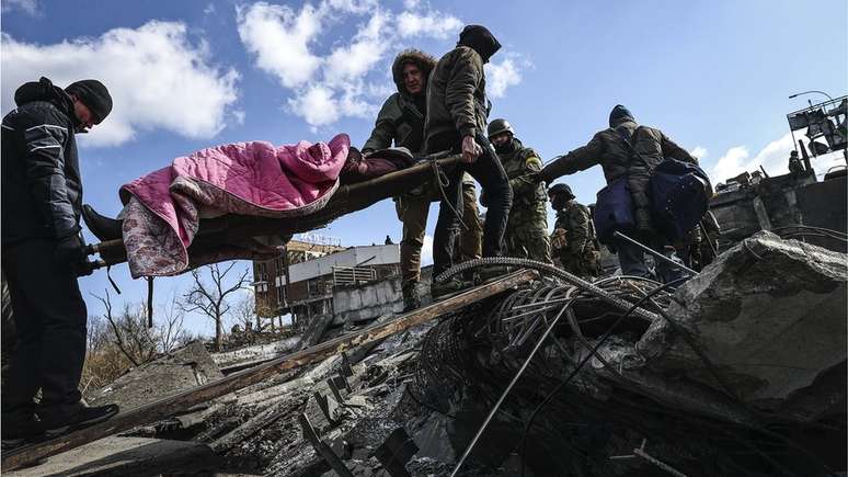 A Ucrânia vem resistindo à invasão - mas com alto custo de vidas de civis e militares, segundo o seu próprio presidente