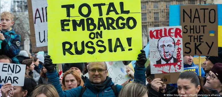 Manifestação em Londres: clamor internacional contra Putin se torna cada vez mais alto