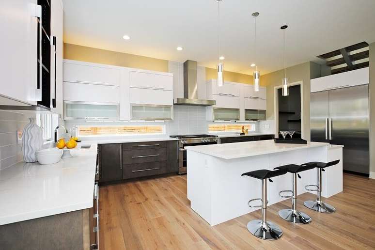 5. Decora&ccedil;&atilde;o de cozinha do apartamento bem iluminada &ndash; Foto: Ess&ecirc;ncia M&oacute;veis