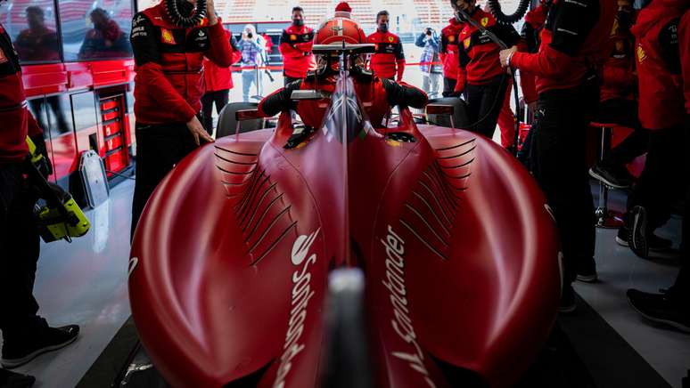 Detalhe das laterais escavadas do F1-75: aspecto de "bola murcha"