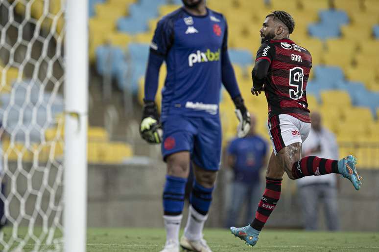 Flamengo vence o Vasco e fica mais perto da final do Carioca