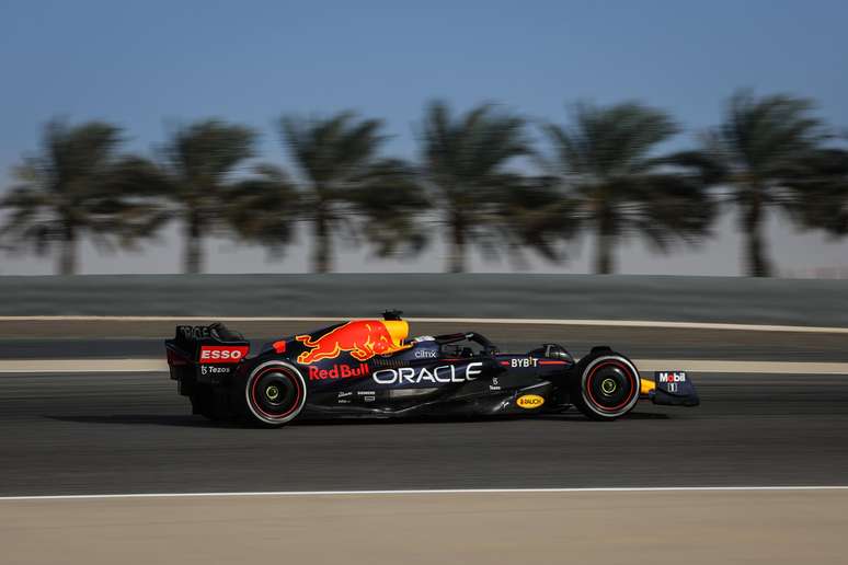 Max Verstappen testa o RB18 de Barein