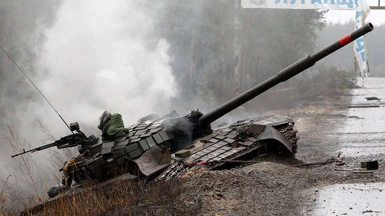 Tanque russo destruído pelas forças ucranianas em Luhansk