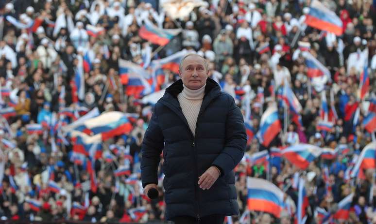 O presidente da R&uacute;ssia, Vladimir Putin, justificou a invas&atilde;o da Ucr&acirc;nia diante de um est&aacute;dio de futebol lotado nesta sexta-feira, 18