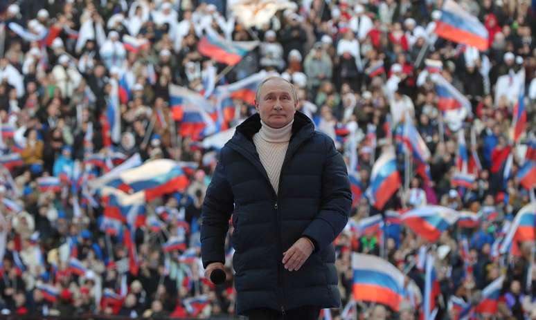 O presidente da Rússia, Vladimir Putin, justificou a invasão da Ucrânia diante de um estádio de futebol lotado nesta sexta-feira, 18