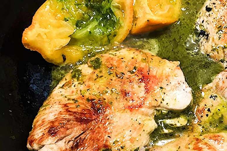 Escalopes de frango com molho de limão rosa