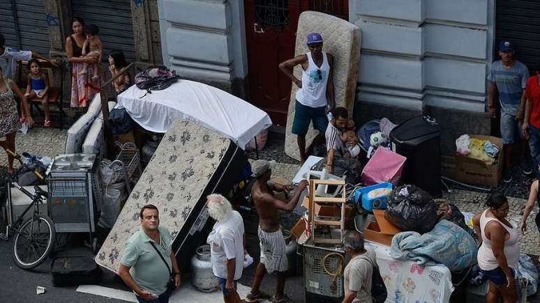 Imagem mostra uma operação de despejos.