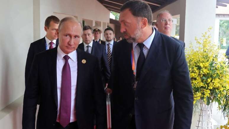 Vladimir Putin junto a Oleg Deripaska, outro empres&aacute;rio apontado como parte do grupo de oligarcas, em 2017