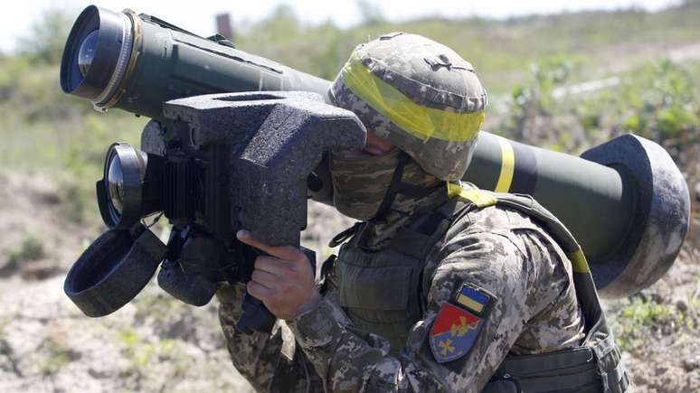 Um soldado ucraniano segurando um sistema de mísseis antitanque Javelin durante exercícios militares em 2021