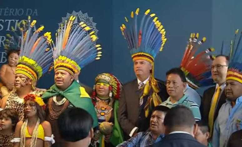 Bolsonaro usa cocar e recebe medalha do mérito indigenista