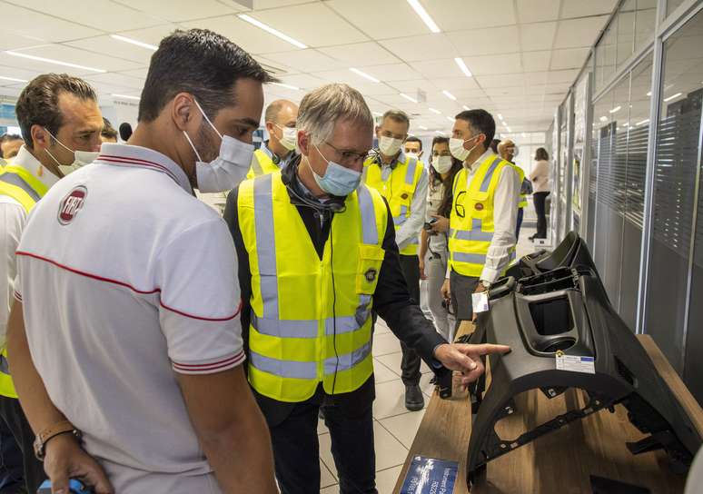 CEO global do grupo Stellantis, Carlos Tavares (m&aacute;scara azul) esteve no Brasil