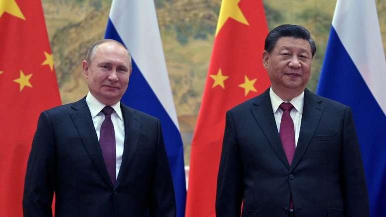 Vladimir Putin e Xi Jinping durante encontro em Pequim em fevereiro &uacute;ltimo