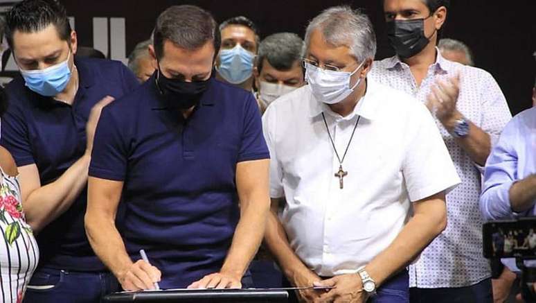 Padre Osvaldo com o governador João Doria em evento em Catanduva