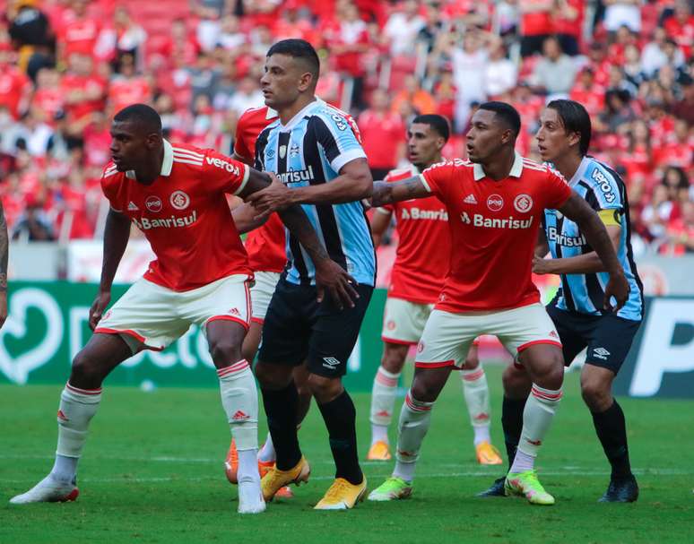 Grêmio vence Inter e se aproxima da final do Campeonato Gaúcho