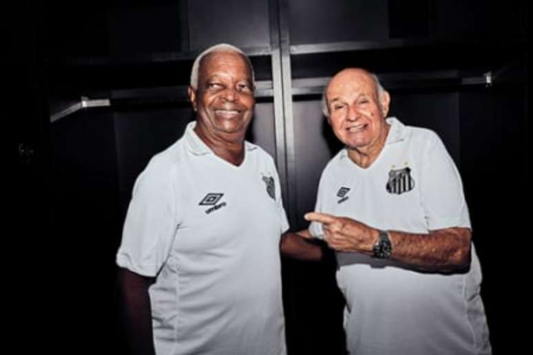 Lima e Pepe com a nova camisa (FOTO: Divulgação/Umbro)