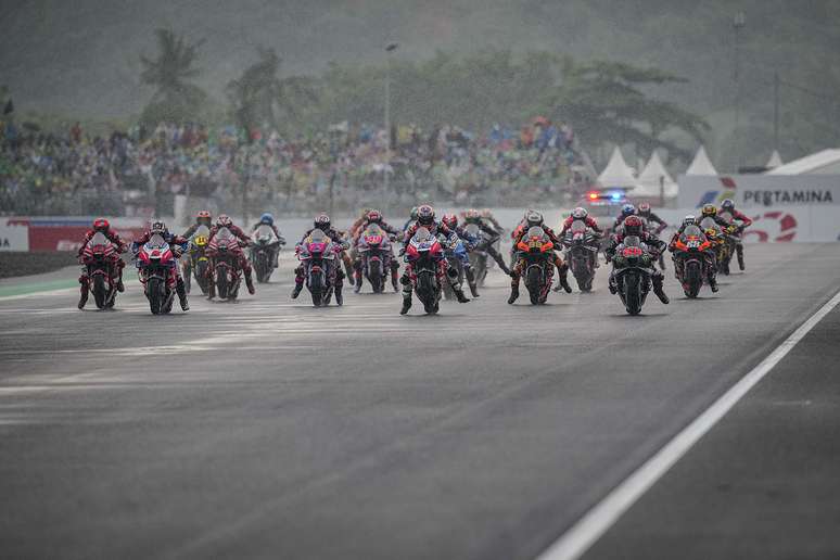 Largada da MotoGP foi em uma pista ensopada em Mandalika 