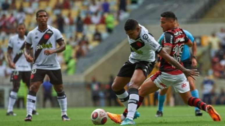 Primeiro tempo foi de equilíbrio e mais agressividade do Vasco com a bola (Foto: Armando Paiva / Lancepress!)