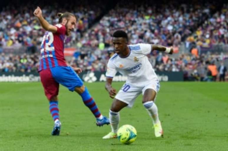 Vinícius Júnior tem atormentado o Barcelona (Foto: Josep LAGO / AFP)