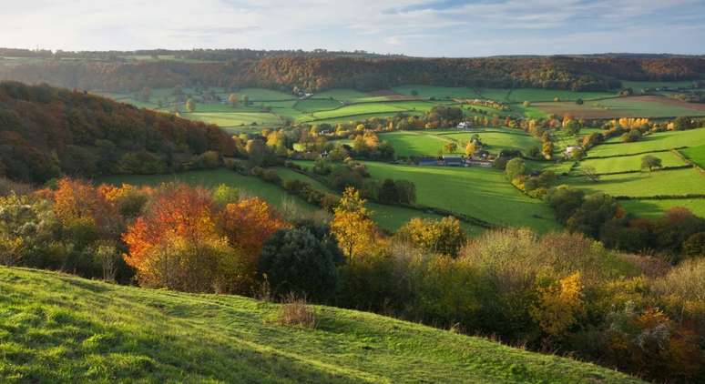 A região conhecida como Cotswolds atrai turistas há muito tempo, que vêm explorar sua beleza natural