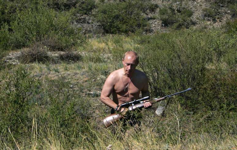 O presidente russo Vladimir Putin carregando um rifle de caça em imagem de 2007