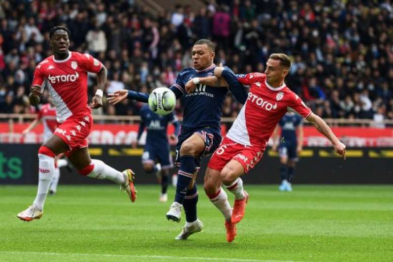 Mbappé não conseguiu jogar bem diante do Monaco (CLEMENT MAHOUDEAU / AFP)
