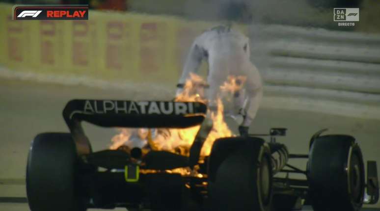 Pierre Gasly teve de sair pulando do carro em chamas (Reprodu&ccedil;&atilde;o: F1)