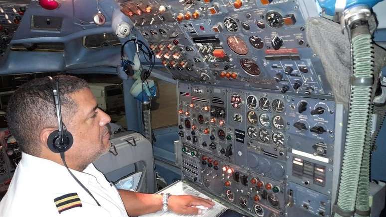 Engenheiro Fabio Brito diante dos equipamentos que opera no 727; ele está na aviação há 34 anos