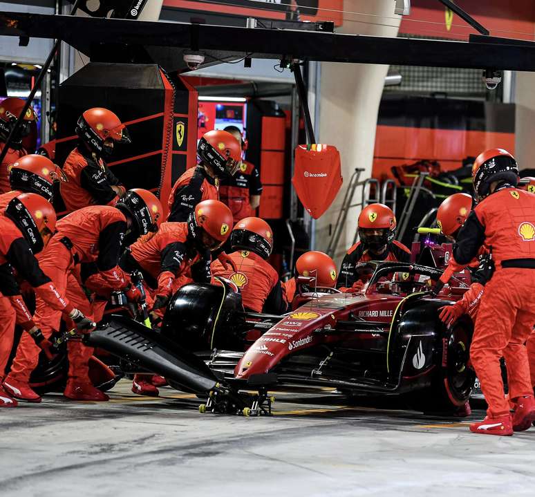 A Ferrari trabalhando no carro de Sainz