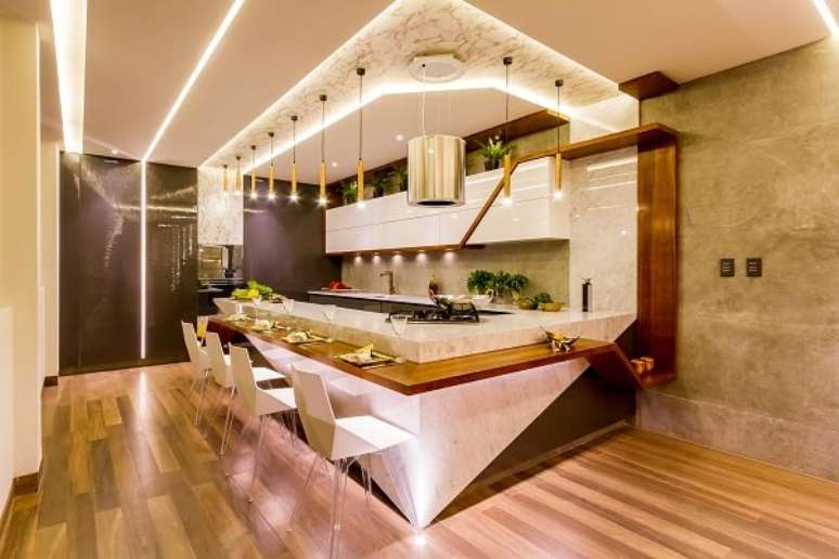 37. Decora&ccedil;&atilde;o com altura de bancada de cozinha de madeira &ndash; Projeto Rodrigo Duran Silvana Valenzuela