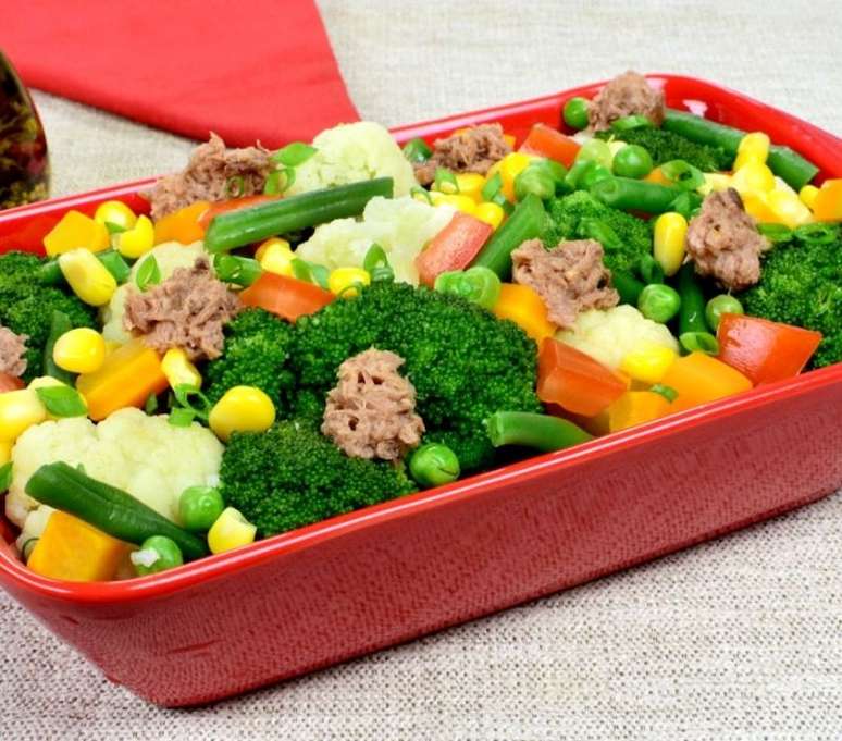 Salada de br&oacute;colis com couve-flor (Reprodu&ccedil;&atilde;o / Guia da Cozinha)