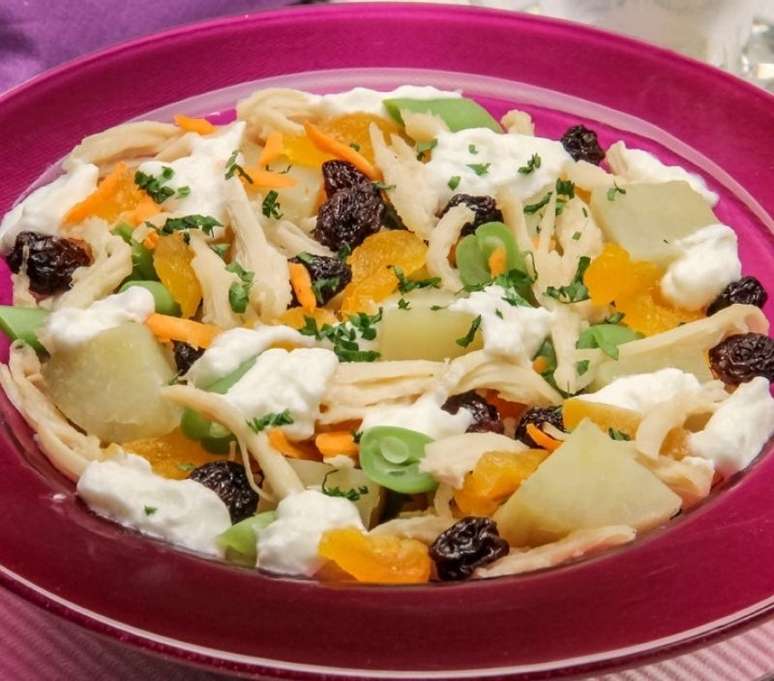 Salada fria de frango (Reprodu&ccedil;&atilde;o / Guia da Cozinha)
