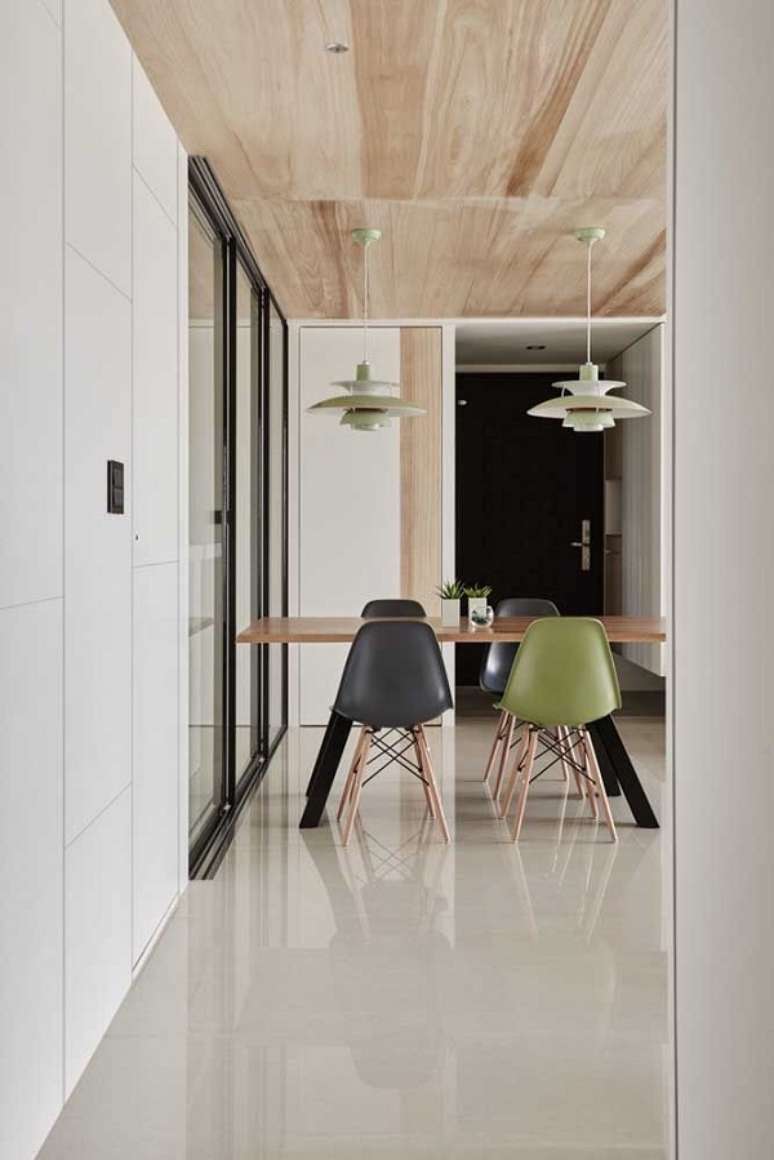 15. Porcelanato para sala bege com mesa de jantar de madeira e cadeiras verdes -Foto Decor Facil