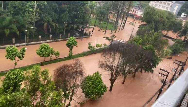 Petrópolis volta a ter chuva forte e áreas inundadas